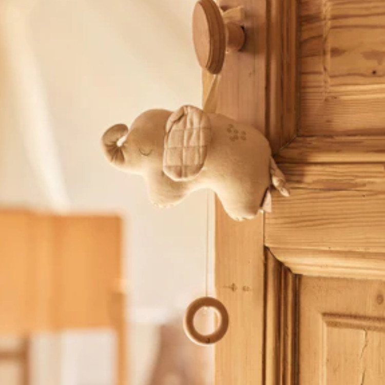 Spieluhr „Elephant Tales“ – biscuitfarbener Stoff mit karierter Ohrenpartie, Holzring zum Aufziehen